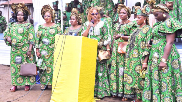 Anita Ahouandjinou Ogou (au micro) avec les femmes leaders de la 6è circonscription électorale à ses côtés