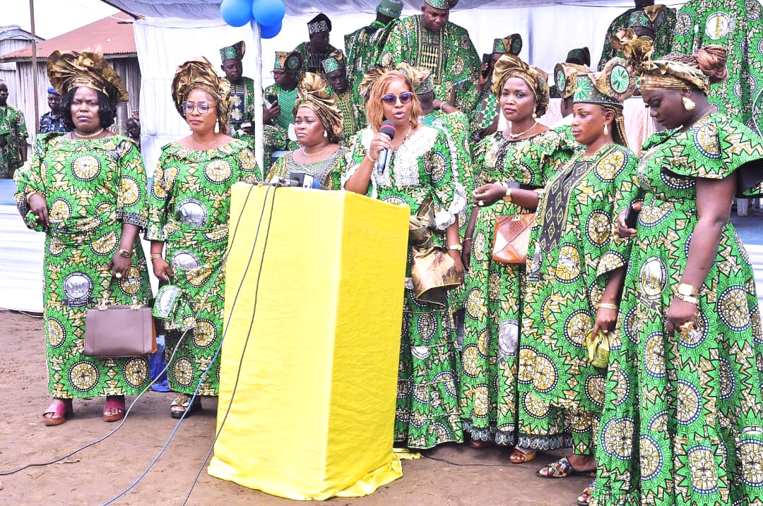 Anita Ahouandjinou Ogou (au micro) avec les femmes leaders de la 6è circonscription électorale à ses côtés